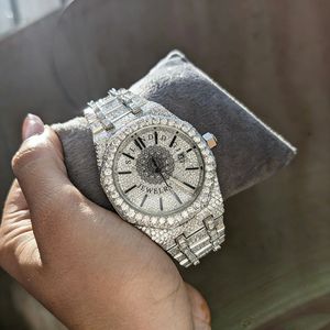 Splendide montre analogique à quartz pour homme avec boîtier en argent/moissanite, bracelet en cristal de saphir, chiffres romains, mouvement ETA, cadeau idéal - Product Image 6