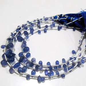 Cuentas de tanzanita natural en forma de lágrima, cuentas graduadas, se venden por hebra de 8 pulgadas de largo. - Product Image 2