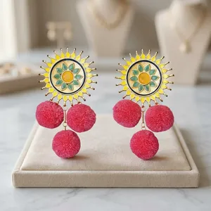 ต่างหูห่วงทรงกลมประดับมุกเทียมชุบทองคำขาว รุ่นโรแมนติก จาก Kanhai Jewels LLP รุ่น 8939 สำหรับผู้หญิงในโอกาสงานปาร์ตี้ - Product Image 3