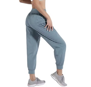 Vente en gros Pantalons de fitness évasés en dentelle de haute qualité pour femmes Pantalons d'entraînement de yoga Taille haute en polyester/nylon respirant - Product Image 1