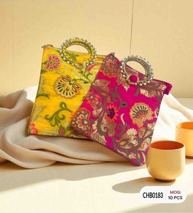 ชุดกระเป๋าคลัทช์งานฝีมือสไตล์ชาติพันธุ์สุดหรู พร้อมหูหิ้วประดับลูกปัด ผ้าลายดอกไม้สีสันสดใส เหมาะสำหรับงานแต่งงานแบบอินเดียดั้งเดิมและงานเลี้ยงฉลองต่างๆ - Product Image 1