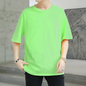 เสื้อยืดผู้ชายผ้าถักสีพื้น แขนกลาง ทรงหลวม สไตล์เกาหลี สำหรับฤดูร้อน รับปักโลโก้ตามแบบ OEM - Product Image 3