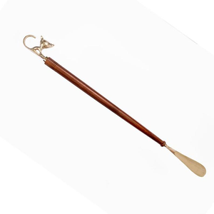 Cuchara de madera larga con acabado en nogal y mango de latón brillante con diseño de gato, hecha a mano, elegante, ayuda para el calzado y accesorio para el cuidado de los zapatos - Product Image 1