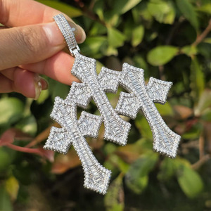 Colgante de Cruz de Plata 925 con Moissanita, Micro Pavé, Lujoso, Unisex, Joyería Religiosa Cristiana para Uso Diario - Product Image 5