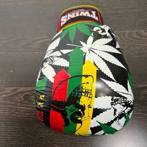 Ensemble de protège-tibias et de gants de boxe Muay Thai en cuir personnalisés OEM, pour entraînement professionnel de kickboxing, respirant et absorbant l'humidité - Product Image 2