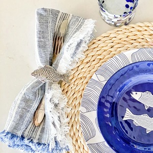 Anneau de serviette en argent en forme de poisson avec un design de écailles détaillées pour la décoration de table, l'utilisation en restaurant et un style de table élégant - Product Image 4