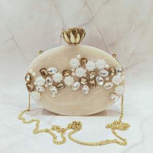 Pochette de soirée de luxe pour femme en résine et cristal - Product Image 3