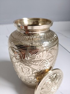 Urne funéraire en laiton pour cendres humaines, conteneur commémoratif ovale durable avec design artisanal bohème et fermeture sécurisée - Product Image 2