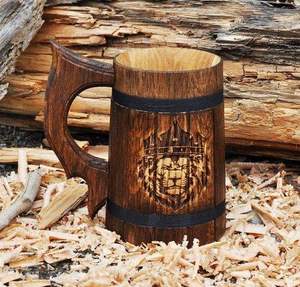 Jarra de Cerveza de Madera AL MALIK CRAFT, Diseño Nórdico Vintage con Grabado Láser de Símbolo Vikingo, Ecológica, Certificada CE, Apta para Microondas - Product Image 1
