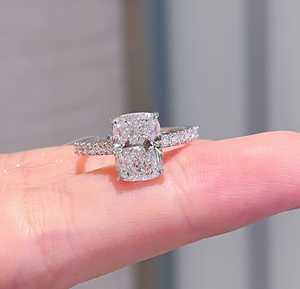 Bague de fiançailles en diamant de laboratoire taille coussin allongée 3 carats, certifiée IGI - Product Image 5