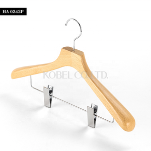 Cintre en bois fait à la main de luxe japonais avec Clips pour meubles d'école cintre à vêtements de fabricant japonais - Product Image 1