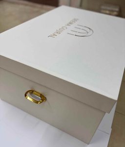 กล่องของขวัญขนาดใหญ่สีงาช้างแบบแข็งพร้อมฝาเปิดแบบยกขึ้น กล่องบรรจุภัณฑ์กระดาษด้านพร้อมหูหิ้วสีทองและโลโก้ฟอยล์สีเงิน - Product Image 3
