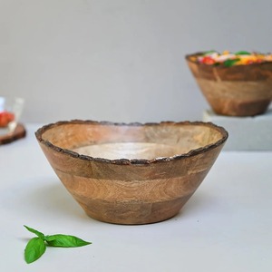 Bol de service artisanal en métal style ferme avec bordure en écorce naturelle pour la présentation de fruits et de salades - Product Image 4