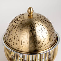 Plat de service de luxe doré pour buffet de mariage avec couvercle en dôme ajouré de style arabe et design en cage pour la restauration hôtelière