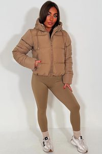 Chaqueta de invierno acolchada personalizada para mujer, ropa informal premium para exteriores, a prueba de viento, con cierre de cremallera y bolsillos laterales. - Product Image 6