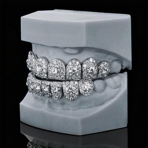 Proveedor indio de Diamond Grillz con piedras engastadas a mano y base duradera para un brillo duradero, disponible al mejor precio del mercado. - Product Image 2