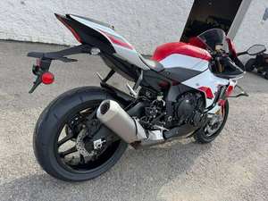รถมอเตอร์ไซค์สปอร์ต YZF R1 สีแดงขาว พร้อมชุดแฟริ่งแบบคูเป้ สำหรับรถแข่งและขับขี่บนถนน - Product Image 3
