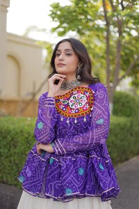 Lehenga Choli blanc de créateur en faux Georgette, longueur ras du sol, coupe trapèze, broderie, sequins miroir et travail de point de chaînette, pour Navratri 2026 - Product Image 5