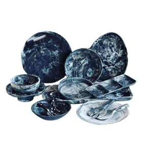 Plat à salade en résine fait main, effet marbre, tourbillon aquatique, biodégradable, luxe moderne, personnalisable, forme irrégulière - Product Image 1