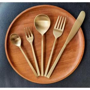 Ensemble de couverts en acier inoxydable qui améliore l'expérience culinaire visuellement, aux tons chauds, pour une ambiance chaleureuse et élégante lors de vos fêtes, qualité supérieure - Product Image 5