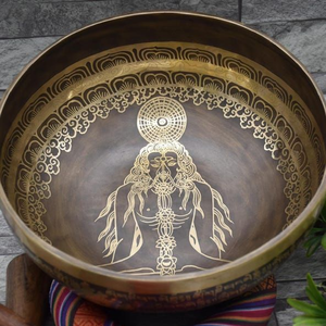 Cuenco tibetano de latón con acabado antiguo oscuro y borde pulido brillante, incluye mazo y cojín, disponible a precios de mayorista. - Product Image 4
