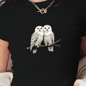 Camiseta de manga corta para mujer con estampado de búhos nevados en una rama Y2K Slim Fit - Product Image 4