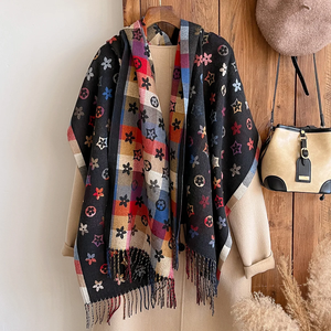 Bufanda Cuadrada de Lana con Estampado Floral, Chal Cálido Informal de Invierno con Flecos, Diseño a Cuadros Beige y Marrón - Product Image 4