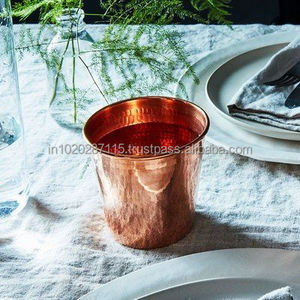 Vaso de cobre puro hecho a mano con antigüedad diseñado para los beneficios de la salud Ayurvédica y el almacenamiento de agua tradicional - Product Image 1