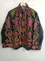 Magnifique veste pour femme en velours noir brodée Suzani, style ethnique bohème, motif floral, manteau d'hiver, une pièce essentielle de la mode indienne