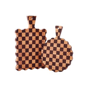 Lot de 2 planches à découper en bois à motif damier festonné avec poignée, bord ondulé en bois de bout, planche de service pour pain, vente en gros - Product Image 1