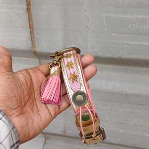 Nouvel Arrivage Collier pour Chien en Cuir Rembourré Rose Luxe Durable avec Maille Douce, Rivets, Perles et Breloque Pompon Doré Faits Main - Product Image 2