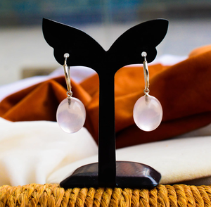 Compre Pendientes de Cuarzo Rosa Natural Blush Serenity con Metal Plateado 925, Pendientes de Estilo Lujoso en Oferta - Product Image 1