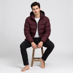 Chaqueta Acolchada con Capucha para Hombre, Cálida para Invierno, Relleno de Poliéster, Cierre de Cremallera, Logotipo Frontal Personalizable, Color Sólido Informal, Corte Ajustado - Product Image 2