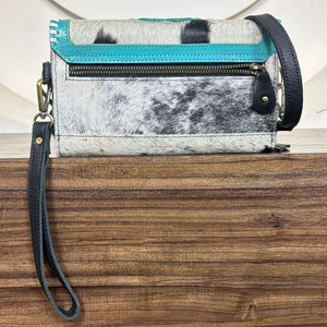 Sac bandoulière tendance en cuir de vache occidental, sac à rabat brodé et ciselé, sac à main artisanal avec bracelet et bandoulière réglable - Product Image 5