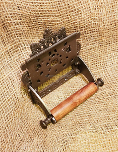 Portarrollos de papel higiénico de arte popular Chapado en artesanías indias antiguo WC1 Borough London hierro fundido último soporte de papel Europa - Product Image 5