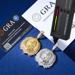 Colgante Medallón Laurel Halo Jesus Piece - Colgante de Moissanita de Plata de Ley 925, Colgante de Moissanita Jesús Hecho a Mano con Precisión - Product Image 5