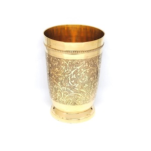 Vaso de Vidrio de Latón Puro con Elegante Diseño en Relieve, Vaso Tradicional Hecho a Mano para Agua, Jugo, Decoración del Hogar - Product Image 1