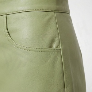Jupe crayon mini en similicuir pour femme, taille haute, vert uni, boutons sur le devant, design minimaliste, à porter toute l'année - Product Image 5
