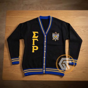 Tesoros Griegos: Sudadera Casual de Invierno con Cuello en V y Botones, Bordado Acrílico Personalizado Sigma Gamma Rho, Tejido Plano, para Hermandades - Product Image 2