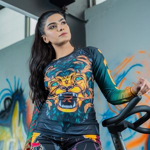เสื้อแรชการ์ดแบบยูนิเซ็กซ์สั่งทำจากโรงงาน ป้องกันรังสียูวี 50 สำหรับโยคะและกีฬา ระบายเหงื่อได้ดี ผลิตจากโพลีเอสเตอร์แบบซับลิเมชั่น รับผลิตแบบขายส่งและ OEM จากโรงงาน - Product Image 2