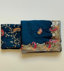 Sari en satin et mousseline avec broderie Gota Patti et passepoilage, accompagné d'un chemisier non cousu avec broderie intégrée. - Product Image 5