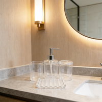 Ensemble de salle de bain en gros : Gobelet transparent pour bain de bouche, porte-brosse à dents, porte-savon, flacon de désinfectant pour les mains – Organisateur au design moderne