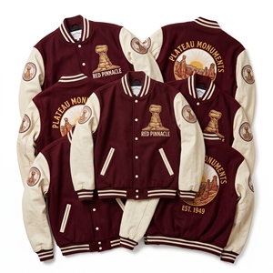 Chaqueta Universitaria Personalizada, Cuerpo de Lana Negra, Mangas de Cuero Color Mostaza, Bordado de Geología Costera Chalk Cliffs, Chaqueta Letterman - Product Image 2