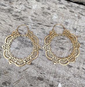 Boucles d'oreilles créoles en laiton plaqué or, motif floral mandala, forme circulaire, bijoux artisanaux en métal - Product Image 1