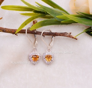 Boucles d'oreilles en argent sterling 925 à la mode 6x6mm Citrine naturelle CZ Trillion Cut Gemstone Cadeau plaqué or - Product Image 3