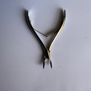 Coupe-cuticules en acier inoxydable de haute qualité à lame courbée pour manucure/pédicure, soins des ongles et des doigts incarnés, par Dentavex - Product Image 1