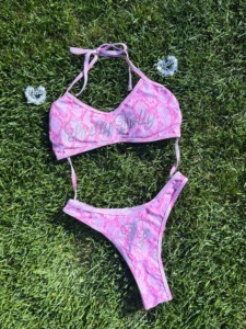 Bikini personnalisé rose à imprimé serpent avec strass, maillot de bain vintage à lettrage scintillant, halter sexy pour femme - Product Image 4