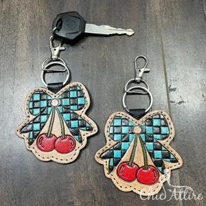 Porte-clés tendance 2026 en cuir de vachette véritable, fait main, motif cerise, design unisexe, idéal comme souvenir ou cadeau - Product Image 1