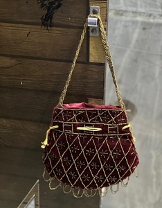 Exquisito bolso Potli de terciopelo granate con intrincado bordado de cuentas doradas y flecos de lazos con cuentas doradas, el compañero perfecto para bodas. - Product Image 1