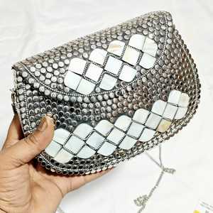 Sac de soirée élégant en émail dur de style moderne, authentique, fabriqué en Inde - Product Image 3